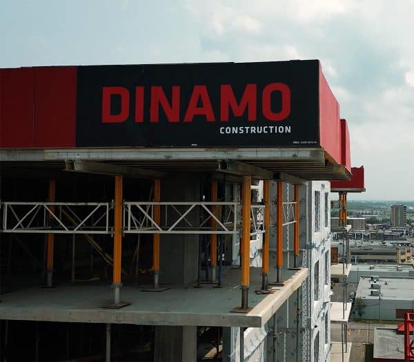 Vue aérienne d'un immeuble en construction par Dinamo Construction.